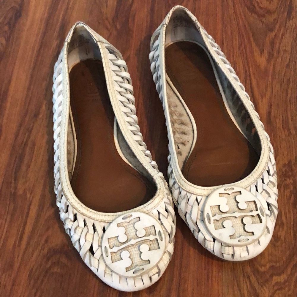 Tory Burch White basket weave flat size 5.5